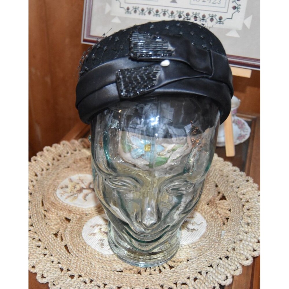 Roberta Bernays Vintage 1950s Tilt Cloche Hat Black Satin Trim Netting Small 6.5
